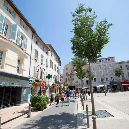 Modern Air-conditioned Studio, View Of The Place Nationale Du Vieil Appartement *