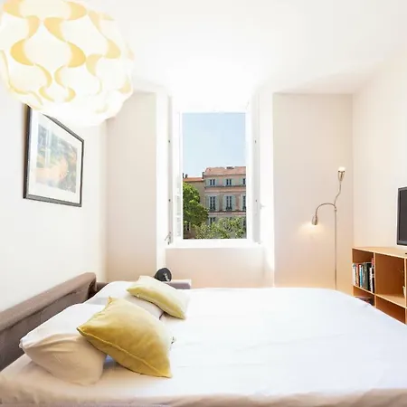 Appartement Modern Air-conditioned Studio, View Of The Place Nationale Du Vieil Antibes