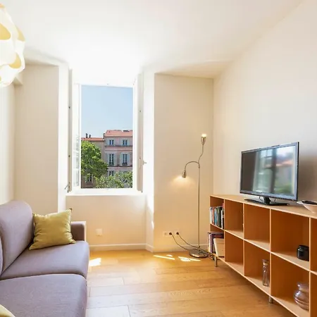 Modern Air-conditioned Studio, View Of The Place Nationale Du Vieil Appartement Antibes